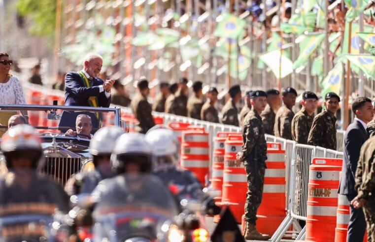 Lula e ministros acompanham desfile; público entoa “sem anistia”