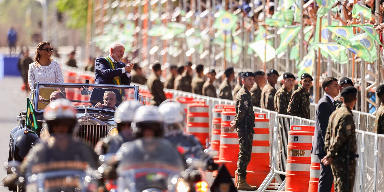 Lula e ministros acompanham desfile; público entoa “sem anistia”