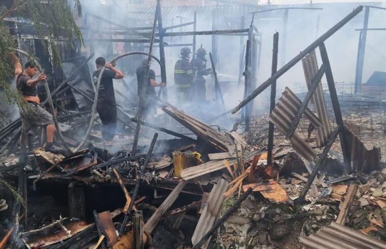 Mais de 15 moradias são atingidas por incêndio em Cubatão