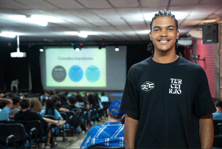 Mais de 500 estudantes do Gama participam de palestra sobre letramento racial Mais de 500 estudantes do Gama participam de palestra sobre letramento racial