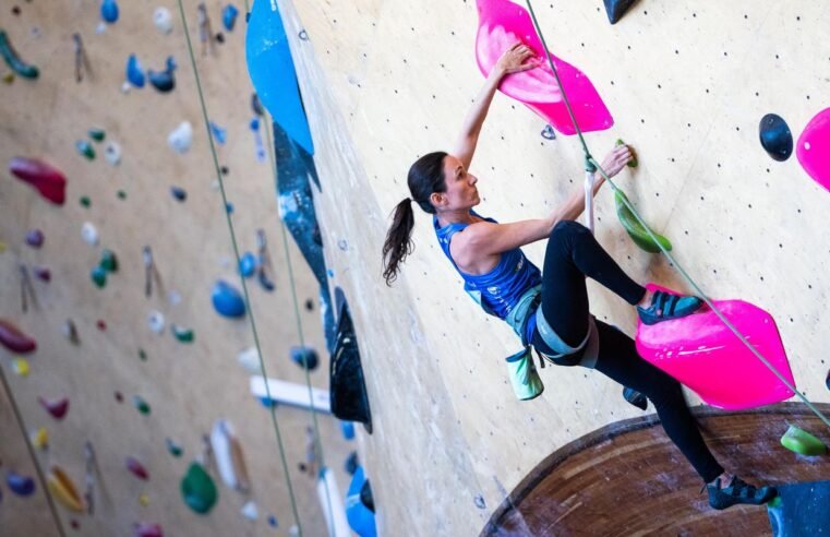 Marina Dias conquista bicampeonato no Mundial de escalada paralímpica