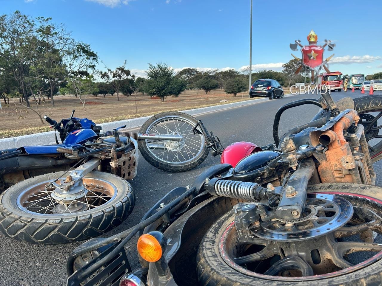 Motociclista fica ferido após colisão com carro na EPIG