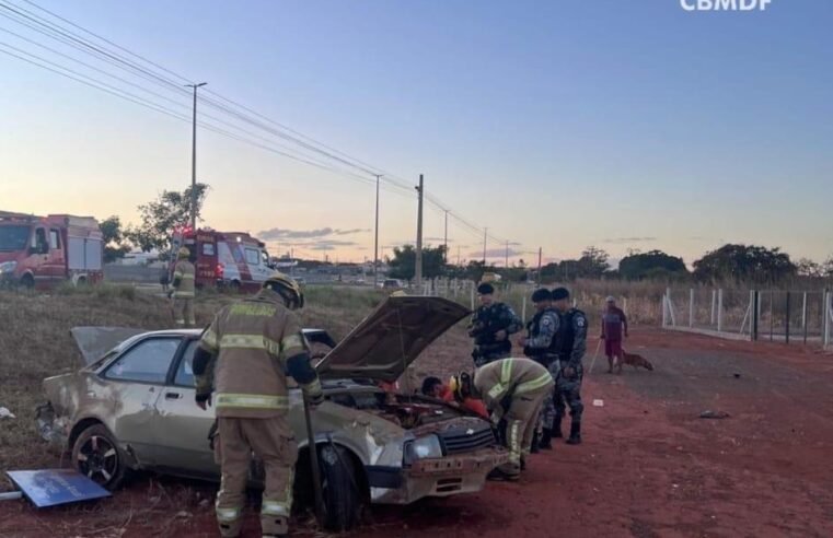 Motorista fica ferido após capotamento de carro no Riacho Fundo II