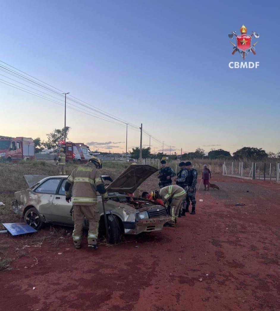 Motorista fica ferido após capotamento de carro no Riacho Fundo II