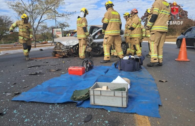 Motorista fica preso às ferragens após colisão no Parque da Cidade