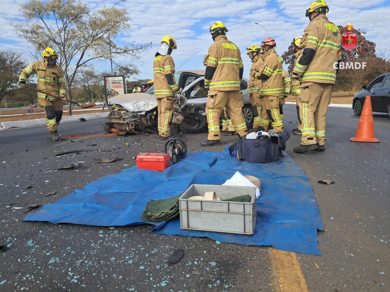 Motorista fica preso às ferragens após colisão no Parque da Cidade