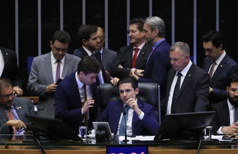 PEC da blindagem é aprovada por deputados e vai ao Senado 