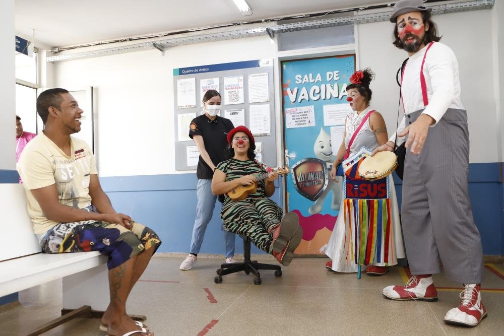 Palhaços levam acolhimento e humanização à UBS 1 da Estrutural
