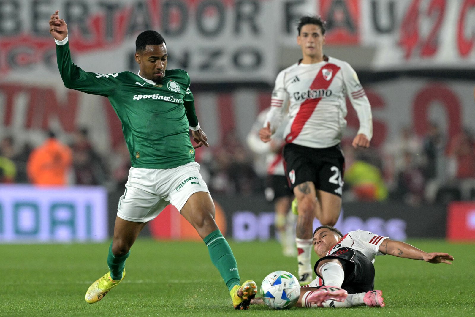 Palmeiras vence River (2-1) em Buenos Aires e fica mais perto das semis da Libertadores Palmeiras vence River (2-1) em Buenos Aires e fica mais perto das semis da Libertadores
