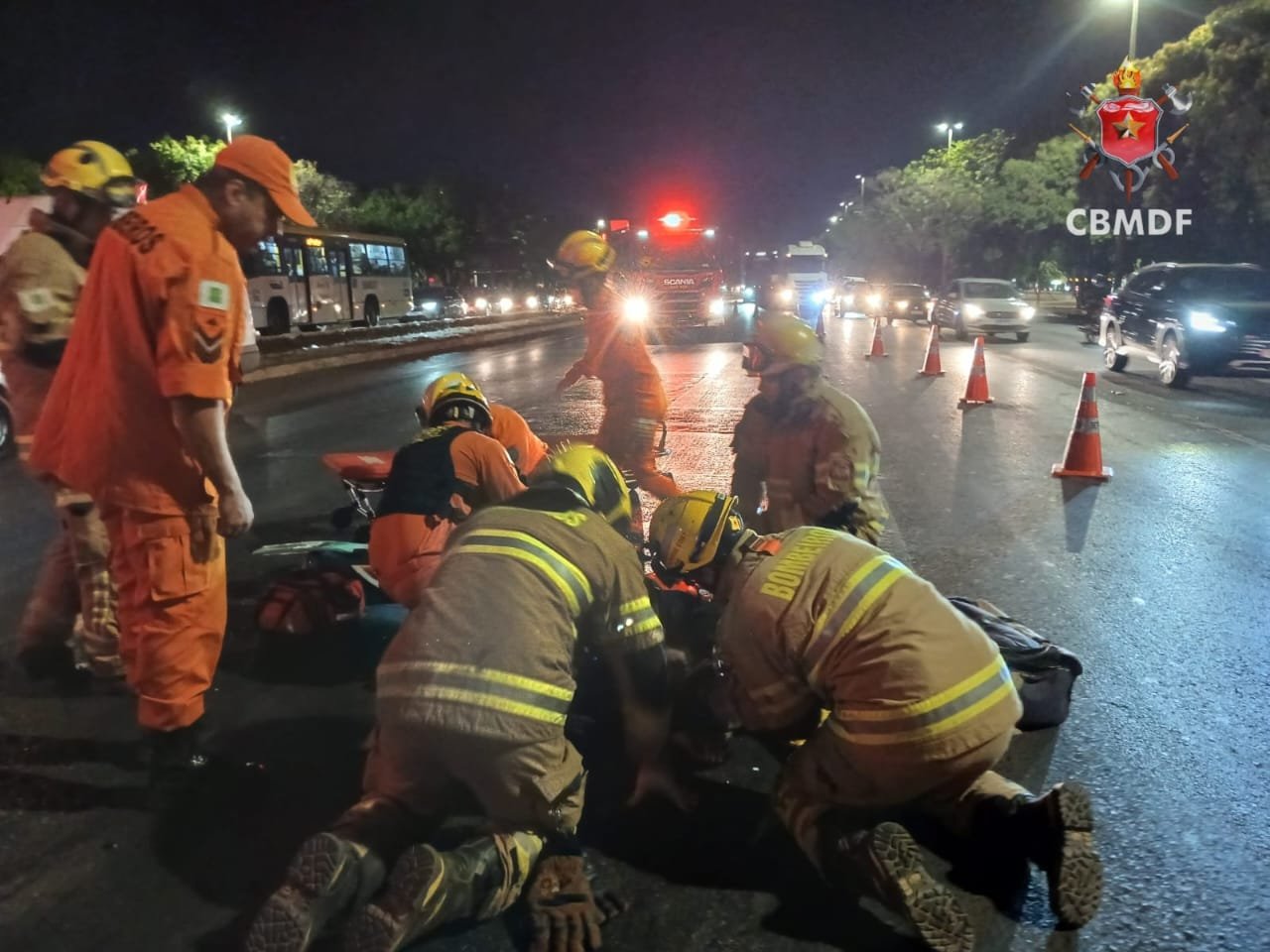 Pedestre é atropelado por motocicleta e sofre fratura exposta na EPIA, no DF Pedestre é atropelado por motocicleta e sofre fratura exposta na EPIA, no DF