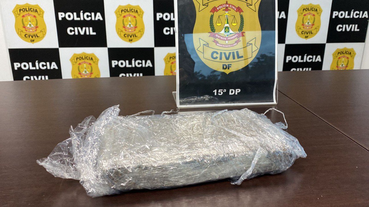 Polícia prende dois jovens em operação contra tráfico de drogas no DF Polícia prende dois jovens em operação contra tráfico de drogas no DF