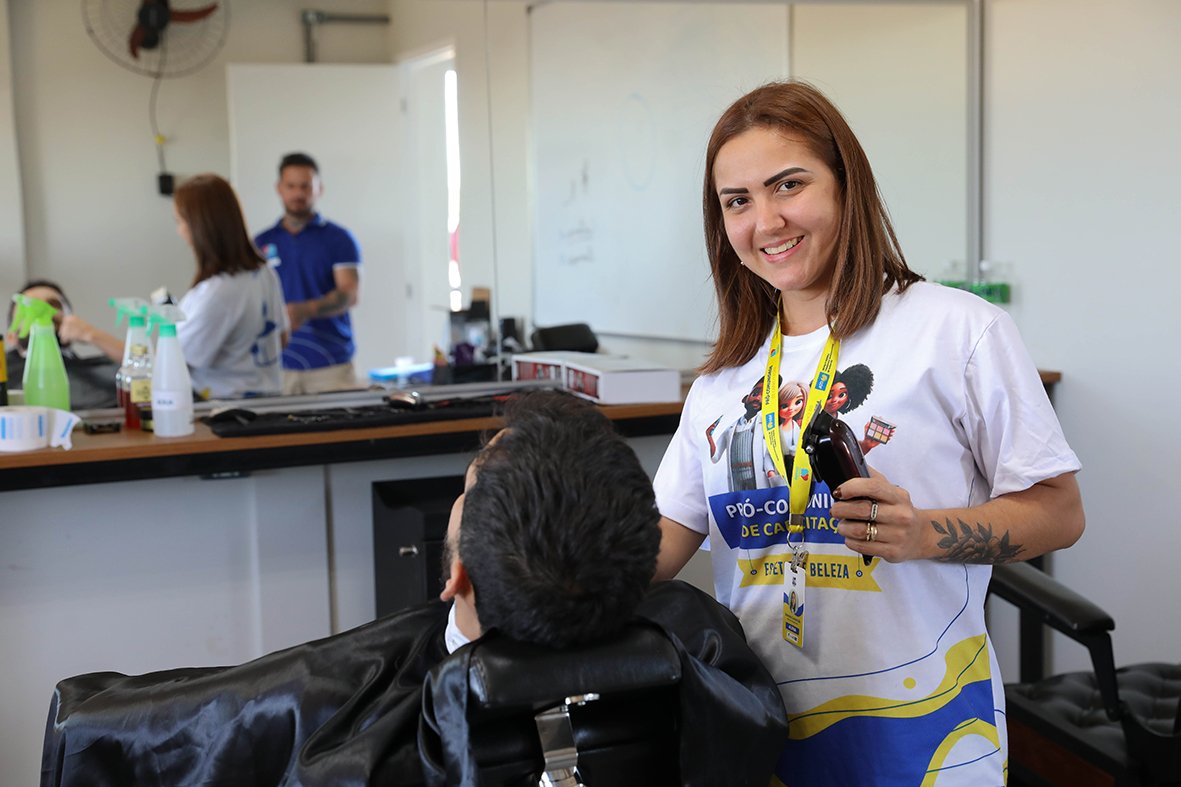 Programa Pró-Comunidade oferece cursos de beleza gratuitos com certificado em Ceilândia Programa Pró-Comunidade oferece cursos de beleza gratuitos com certificado em Ceilândia