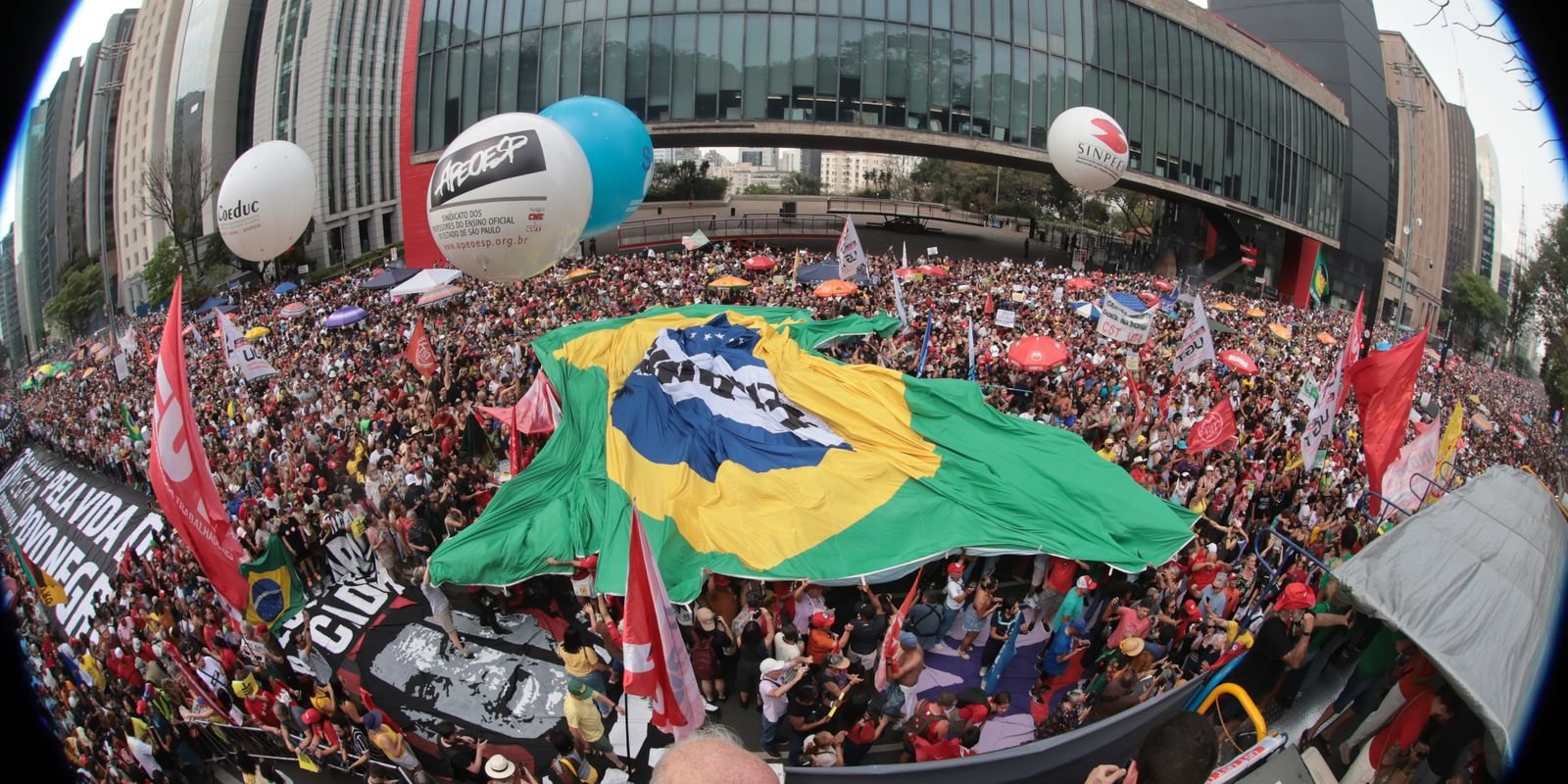 São Paulo tem 42 mil pessoas em ato contra PEC da Blindagem e anistia São Paulo tem 42 mil pessoas em ato contra PEC da Blindagem e anistia