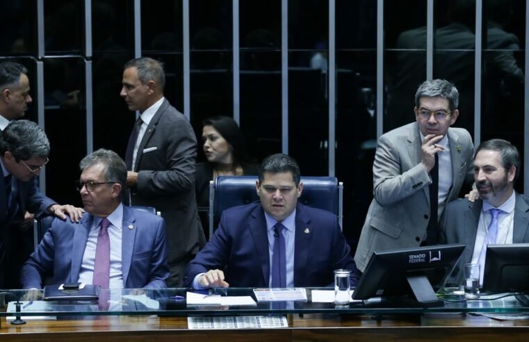 Senado aprova retirada de despesas com tarifaço do teto de gastos