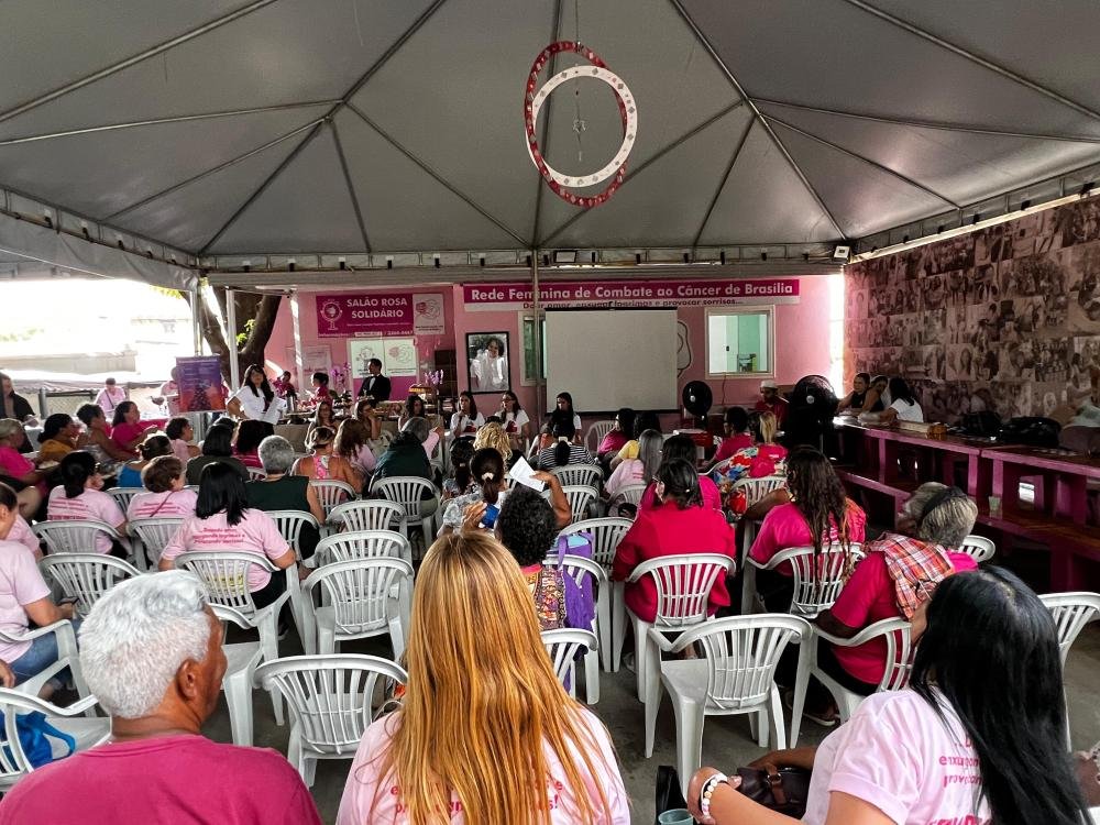 Setembro em Flor leva informação, acolhimento e esperança às mulheres atendidas no Hospital de Base Setembro em Flor leva informação, acolhimento e esperança às mulheres atendidas no Hospital de Base