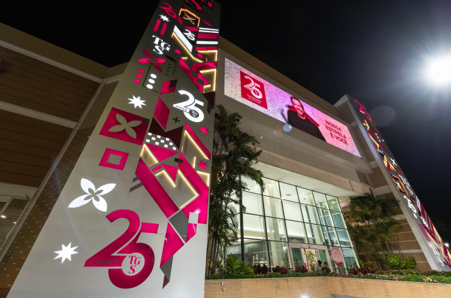 Taguatinga Shopping celebra 25 anos com instalação artística inédita de mais de 200 m² na fachada principal Taguatinga Shopping celebra 25 anos com instalação artística inédita de mais de 200 m² na fachada principal