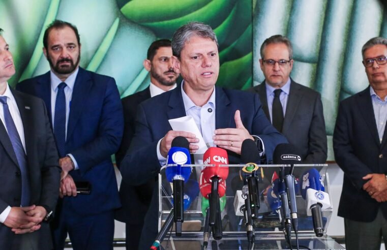 Tarcísio instala gabinete de crise e nega ligação do PCC com metanol