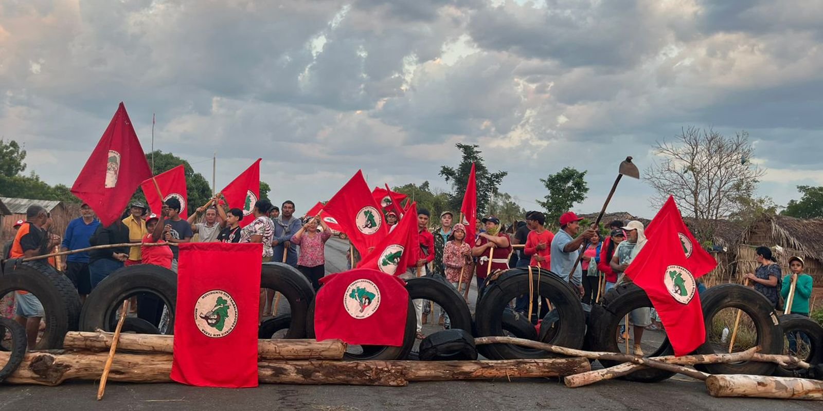 Tocantins: MST bloqueia rodovia para cobrar desapropriação de área Tocantins: MST bloqueia rodovia para cobrar desapropriação de área