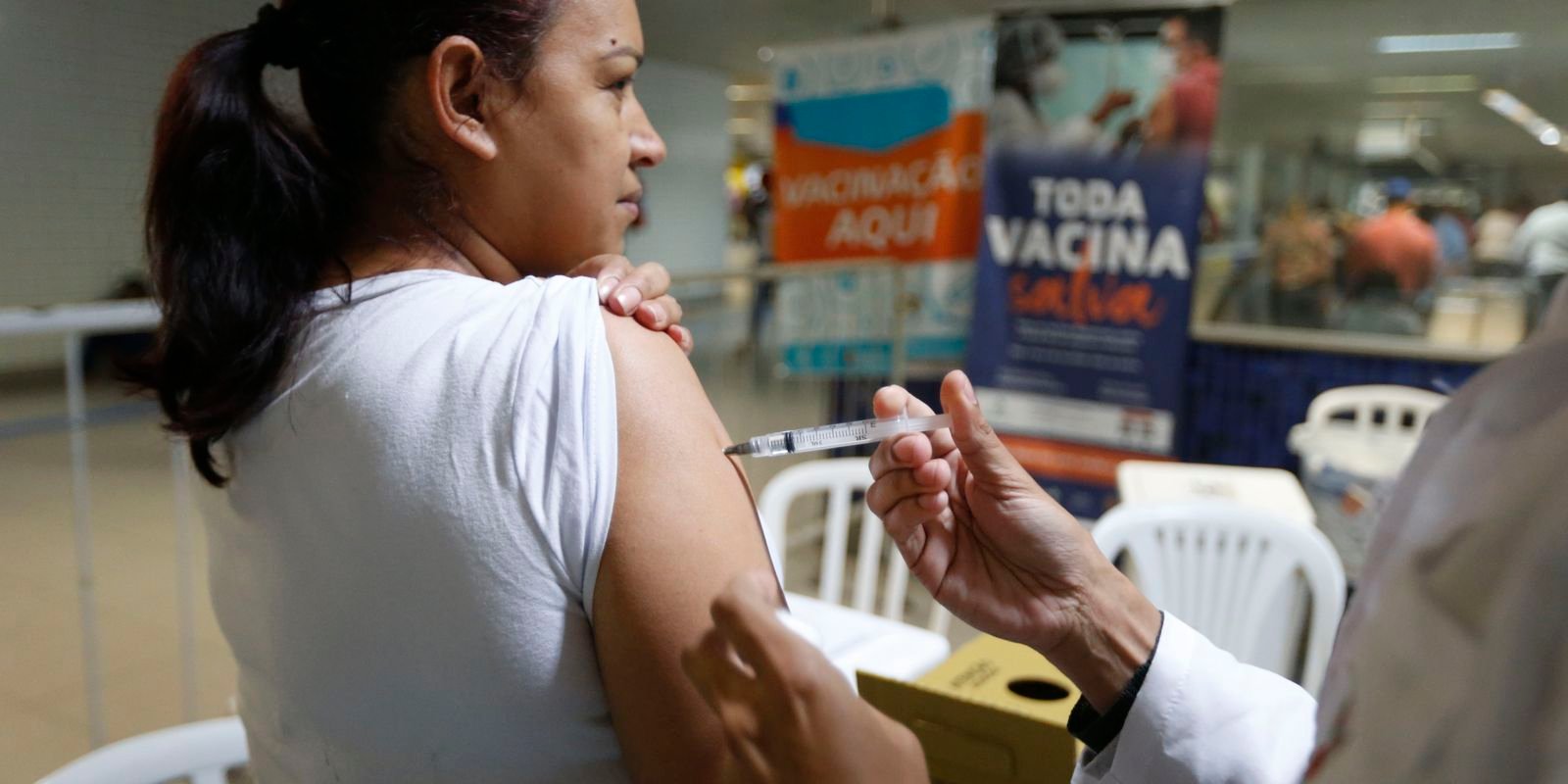 Vacina da covid também protege contra complicações cardíacas da doença Vacina da covid também protege contra complicações cardíacas da doença