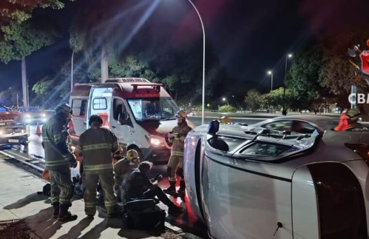 Veículo capota após colisão na 106 Sul; motorista é levado ao Hospital de Base