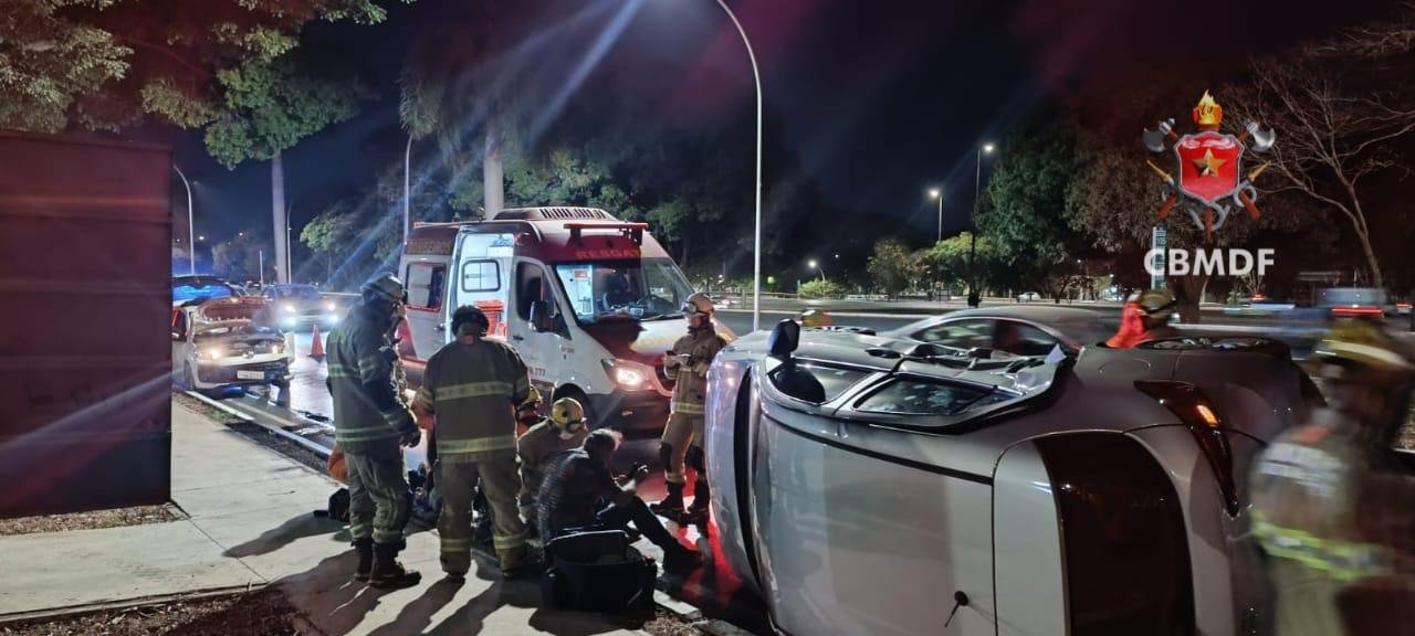 Veículo capota após colisão na 106 Sul; motorista é levado ao Hospital de Base