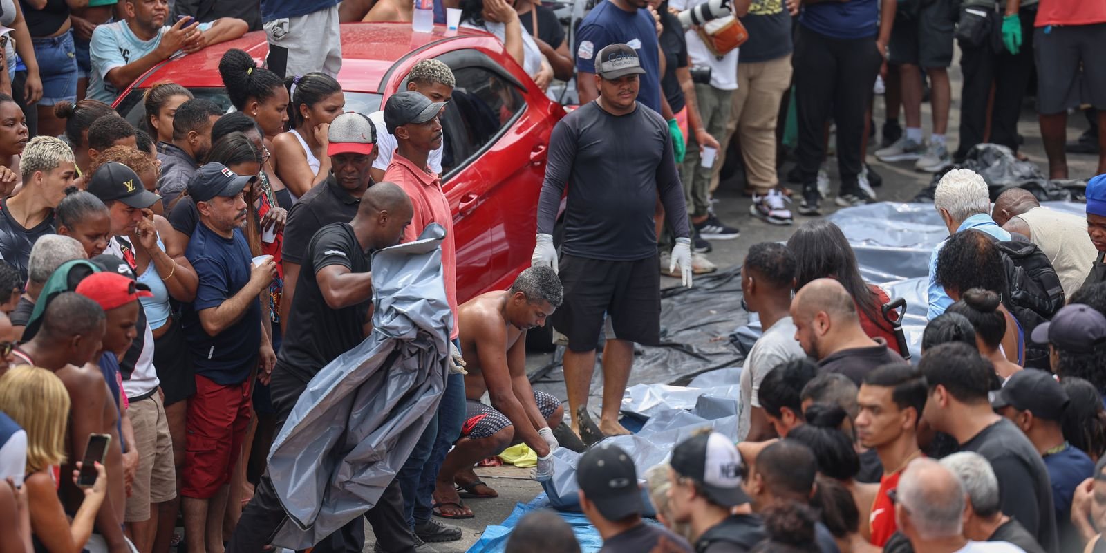Ação policial nos complexos da Penha e do Alemão é criticada por ONG Ação policial nos complexos da Penha e do Alemão é criticada por ONG