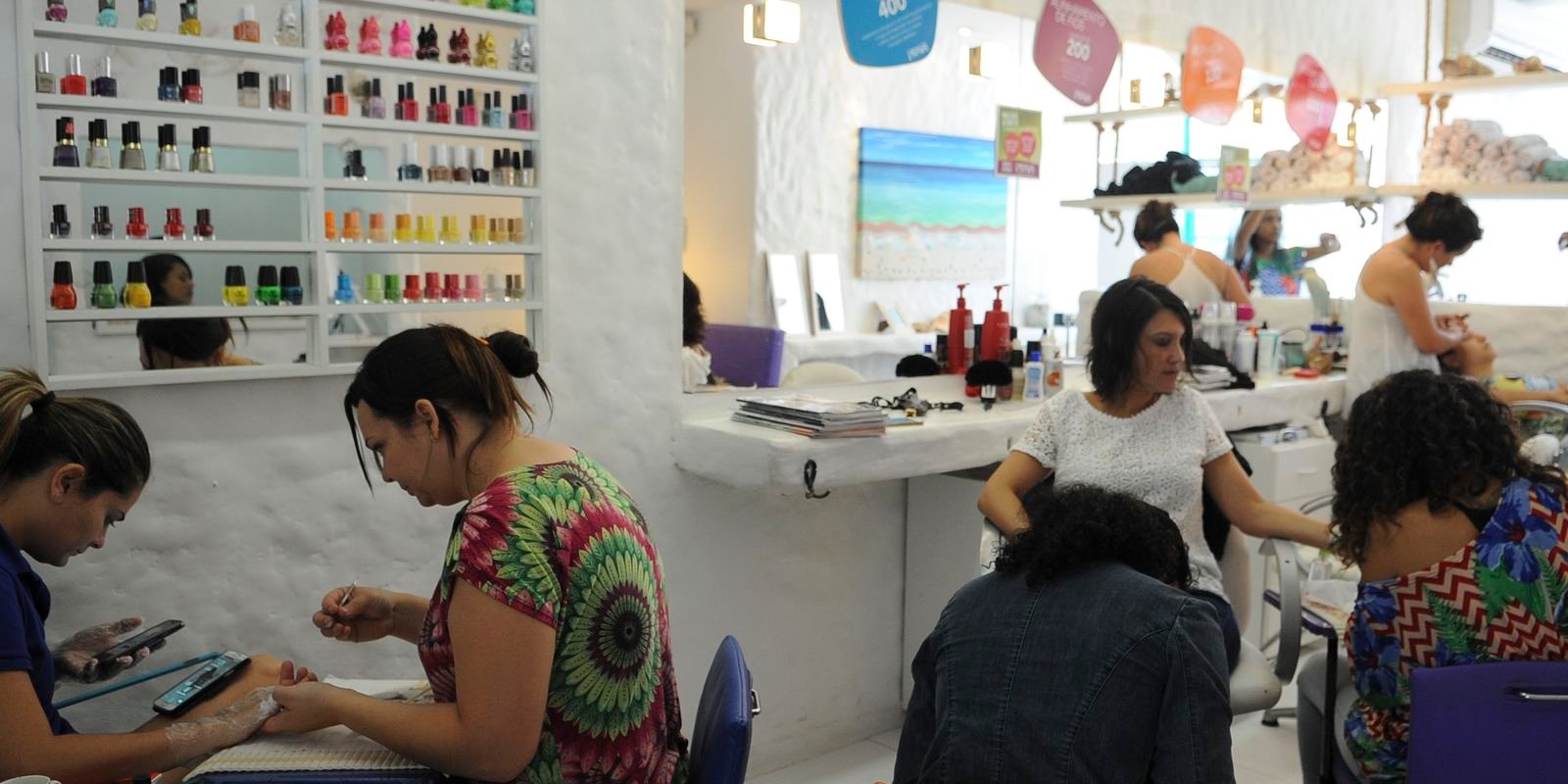 Anvisa proíbe duas substâncias utilizadas em unhas em gel Anvisa proíbe duas substâncias utilizadas em unhas em gel