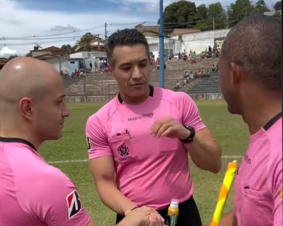 Árbitro desmaia em jogo amador horas após apitar Corinthians x Mirassol e vai para hospital Árbitro desmaia em jogo amador horas após apitar Corinthians x Mirassol e vai para hospital
