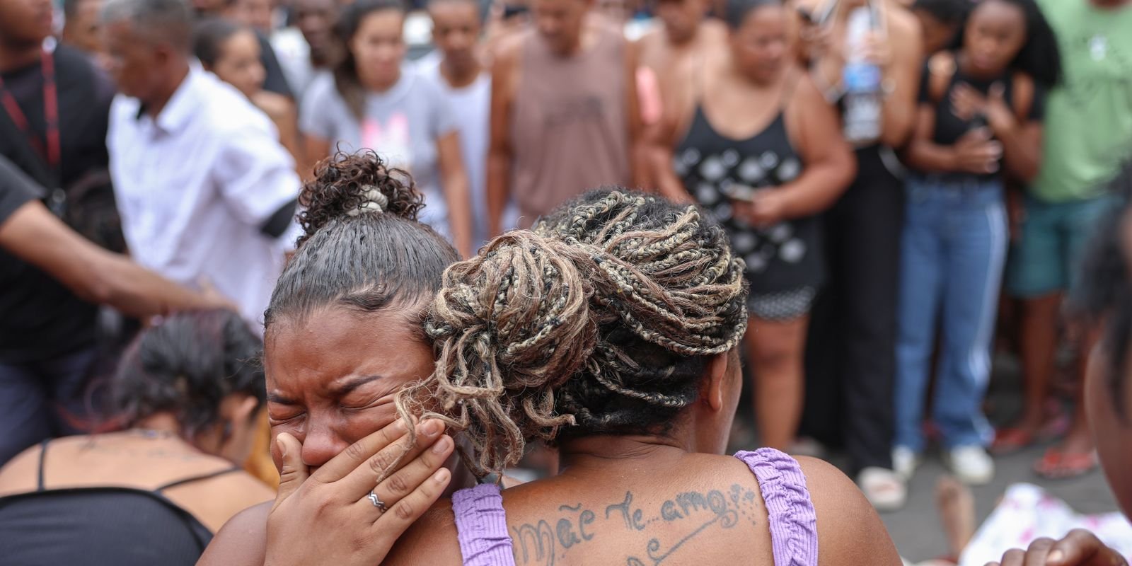Ativistas denunciam massacre em ação policial no Rio Ativistas denunciam massacre em ação policial no Rio