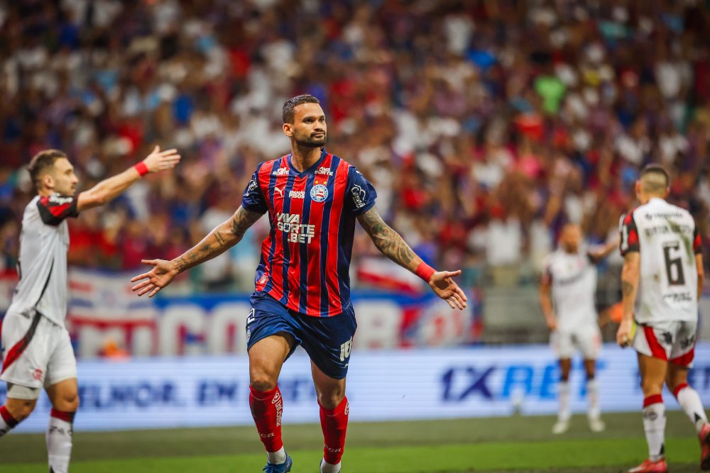 Bahia vence um Flamengo com dois expulsos e confirma liderança do Palmeiras Bahia vence um Flamengo com dois expulsos e confirma liderança do Palmeiras