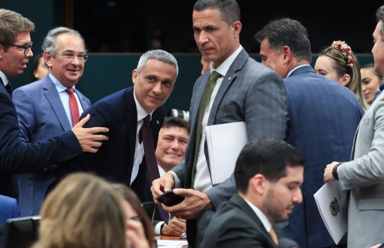 CCJ da Câmara suspende ação penal no STF contra deputado Gayer