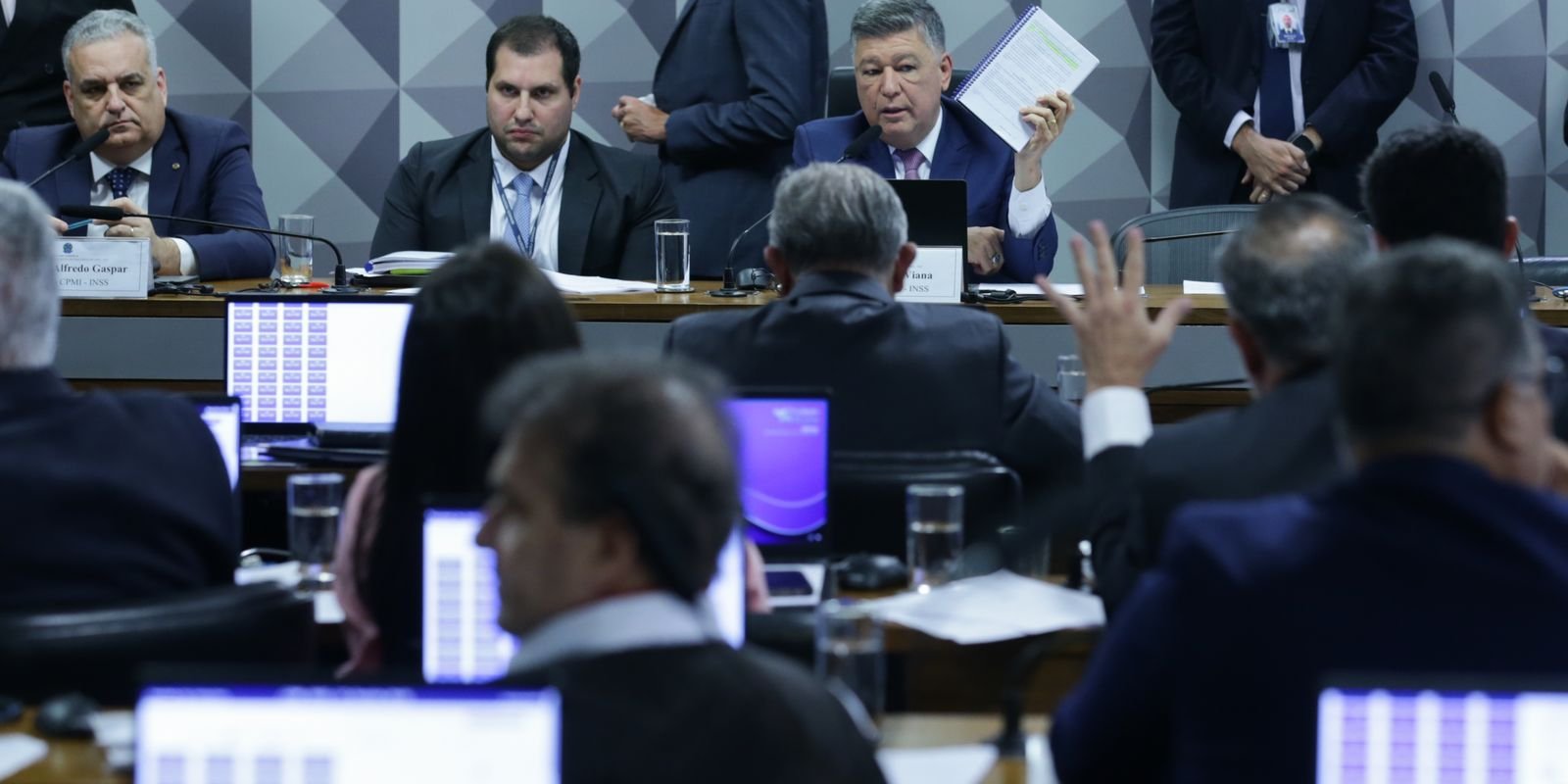 CPMI aprova pedido de prisão preventiva do presidente da Conafer CPMI aprova pedido de prisão preventiva do presidente da Conafer