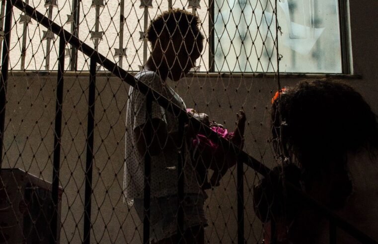 Cai tempo de acolhimento de crianças no estado do Rio