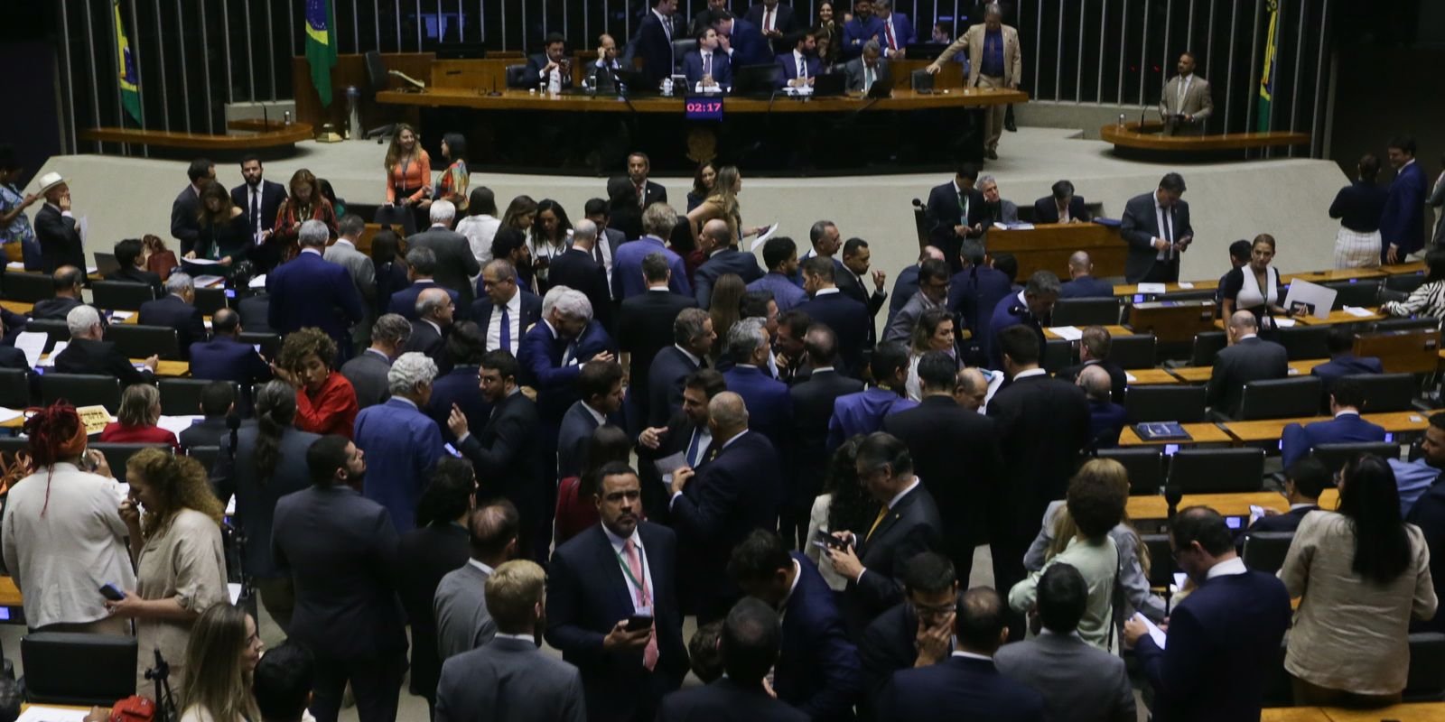Câmara aprova isenção do IR para quem ganha até R$ 5 mil Câmara aprova isenção do IR para quem ganha até R$ 5 mil