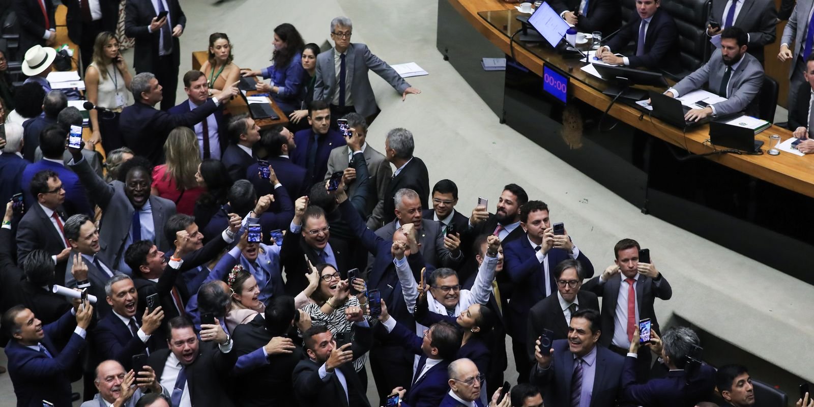 Câmara aprova retirada da MP do IOF da pauta; texto caduca Câmara aprova retirada da MP do IOF da pauta; texto caduca