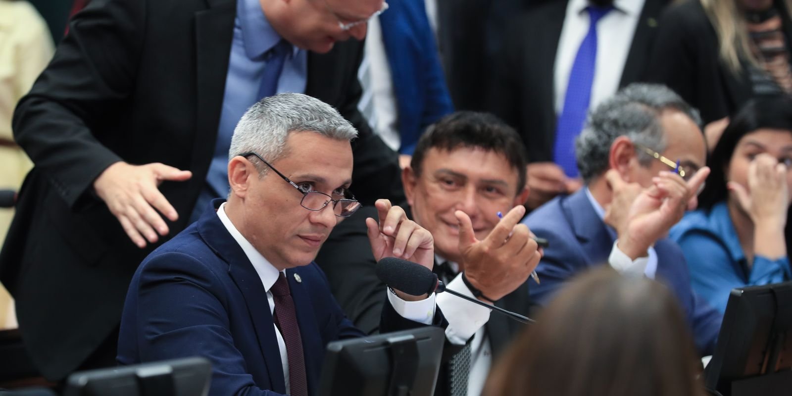 Câmara aprova suspensão de ação no STF contra Gustavo Gayer Câmara aprova suspensão de ação no STF contra Gustavo Gayer
