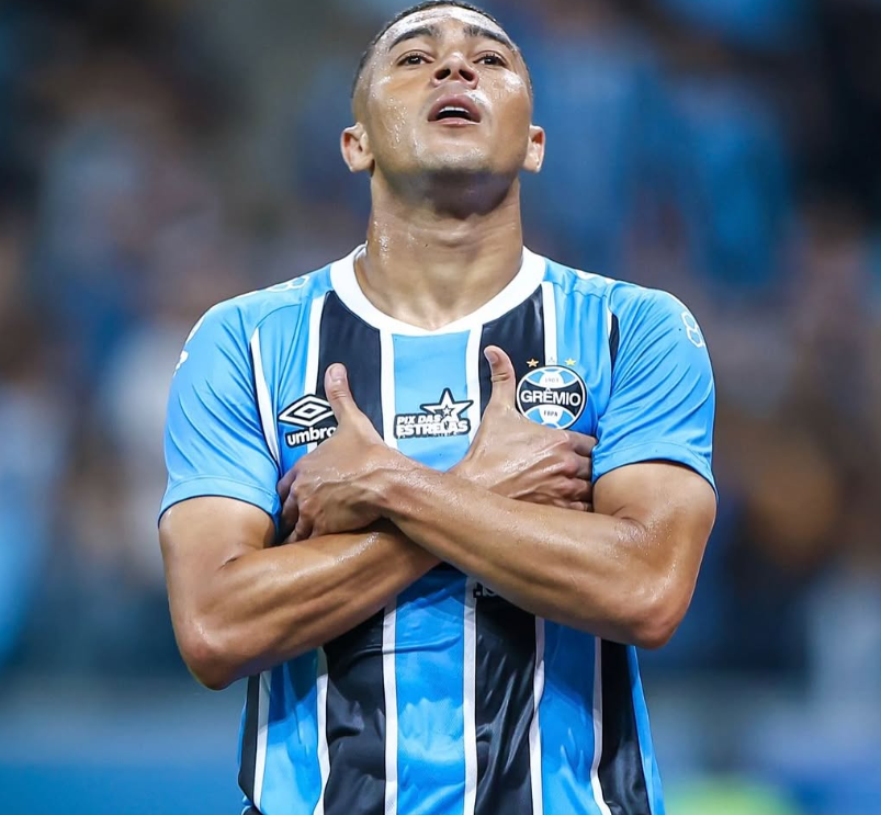 Carlos Vinícius brilha, Grêmio vence Juventude e mantém tabu de 20 anos