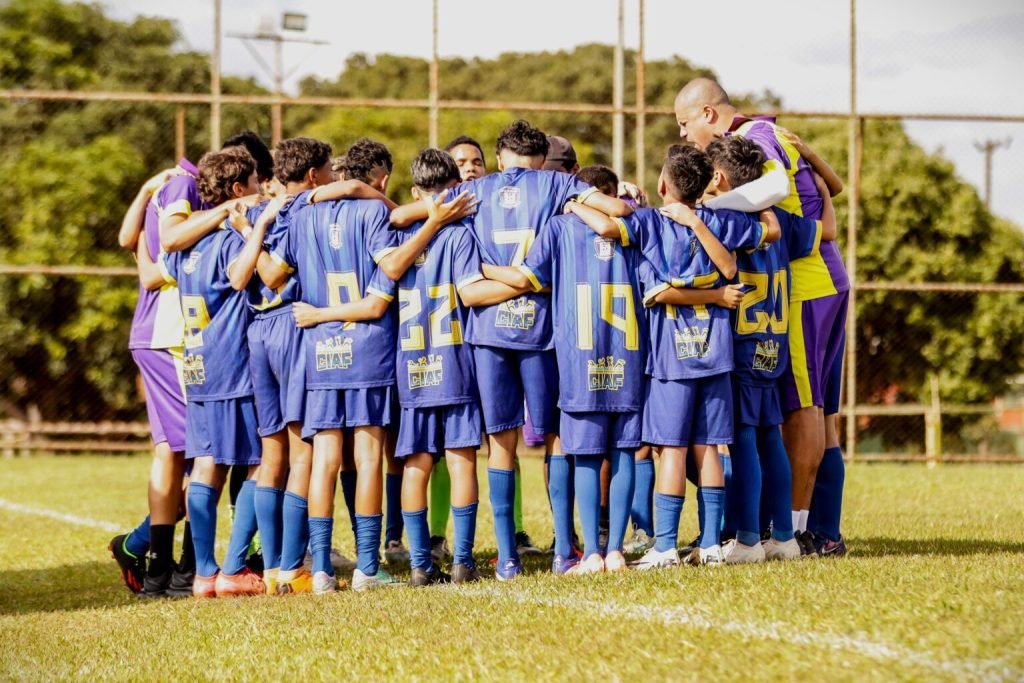 Esportes podem resultar em diferentes benefícios às crianças, mas é necessário dosar a carga, alerta professora