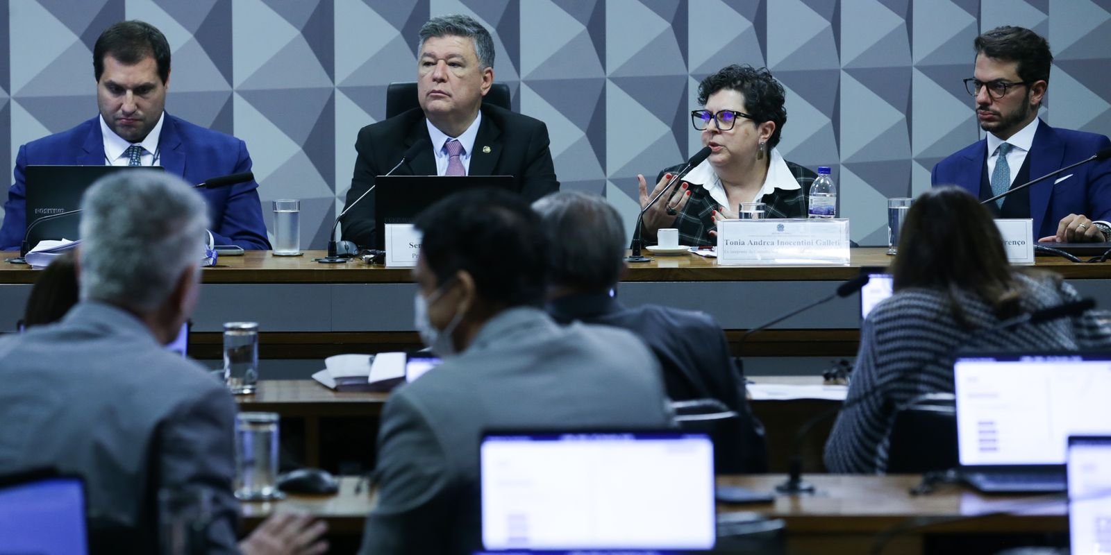 Ex-integrante de Conselho diz na CPI que alertou sobre fraudes no INSS Ex-integrante de Conselho diz na CPI que alertou sobre fraudes no INSS