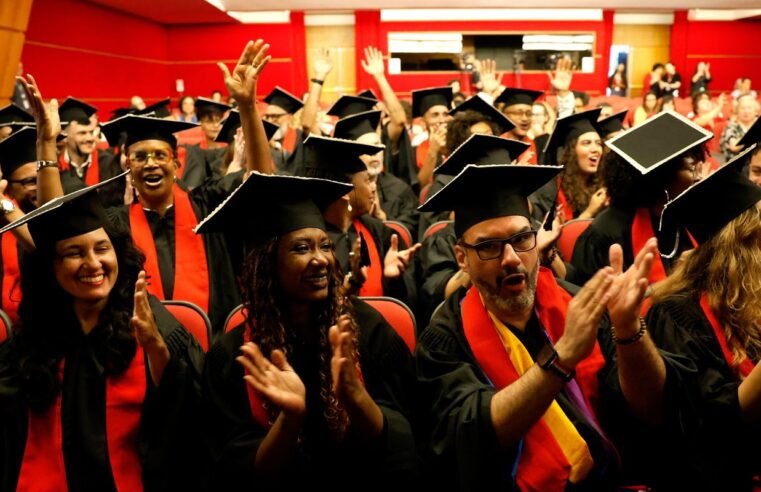 Formandos da Universidade das Quebradas celebram periferia na ABL