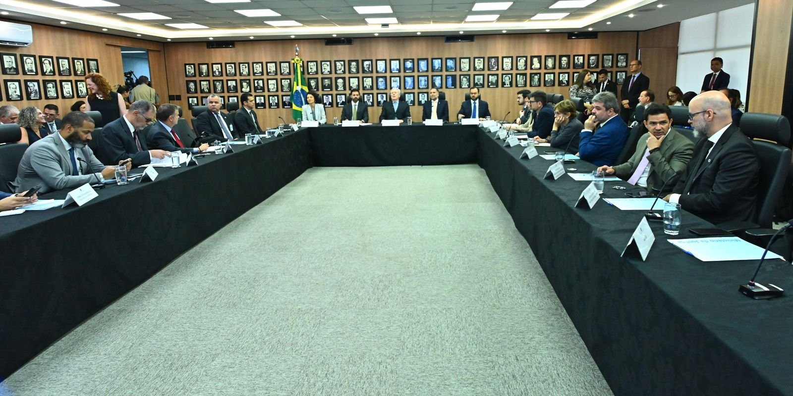 Governo cria comitê de enfrentamento da crise do metanol Governo cria comitê de enfrentamento da crise do metanol