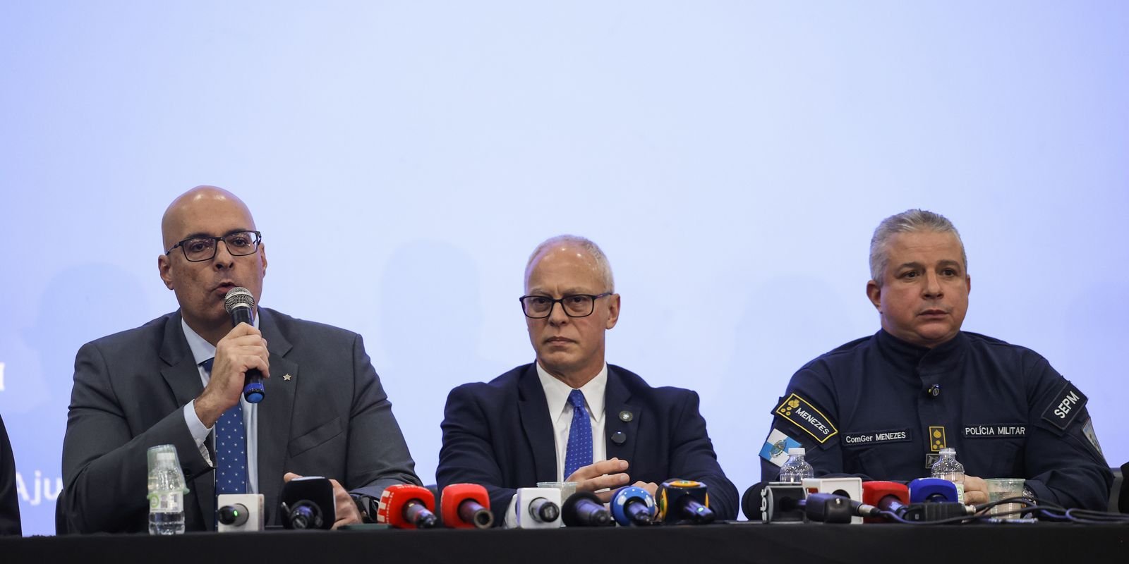 Governo do Rio estima 119 mortes; moradores retiram corpos da mata Governo do Rio estima 119 mortes; moradores retiram corpos da mata