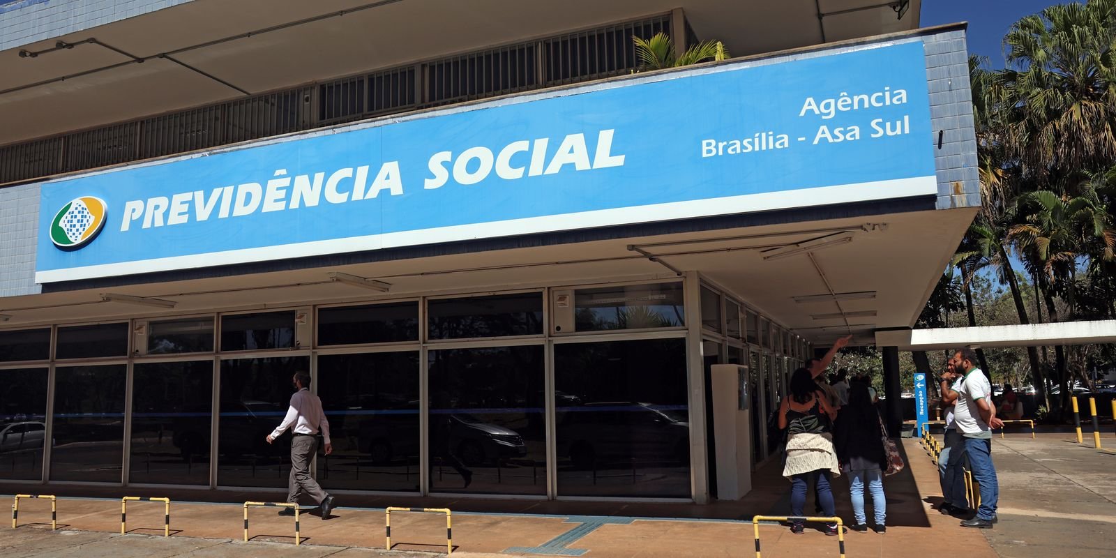 INSS suspende programa de redução de fila por falta de verba INSS suspende programa de redução de fila por falta de verba