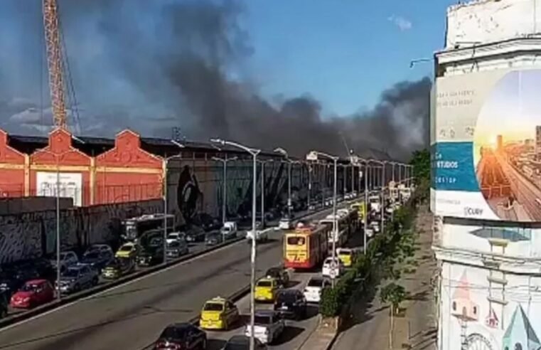 Incêndio atinge barracão de escola de samba na zona portuária do Rio