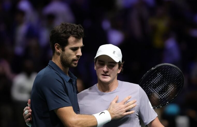 João Fonseca batalha em quadra, mas dá adeus ao Masters 1000 de Paris