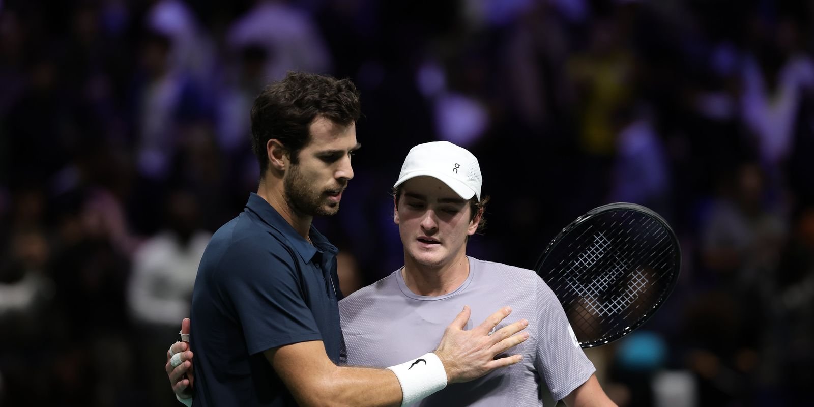 João Fonseca batalha em quadra, mas dá adeus ao Masters 1000 de Paris João Fonseca batalha em quadra, mas dá adeus ao Masters 1000 de Paris