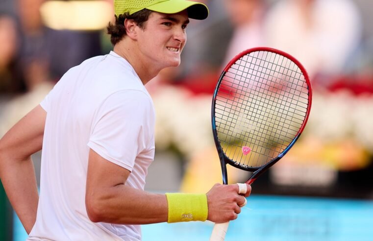 João Fonseca vai à 1ª semi de ATP 500 após abandono de rival no 3º set João Fonseca vai à 1ª semi de ATP 500 após abandono de rival no 3º set