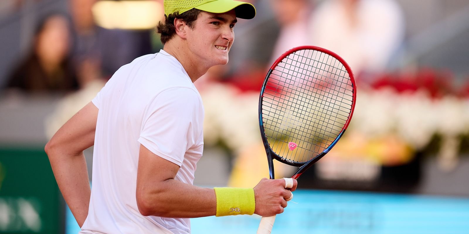 João Fonseca vai à 1ª semi de ATP 500 após abandono de rival no 3º set João Fonseca vai à 1ª semi de ATP 500 após abandono de rival no 3º set