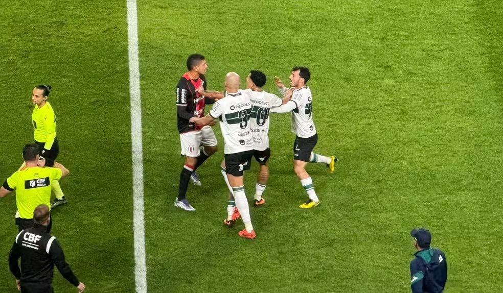 Lateral do Coritiba pede justiça após levar tapa no rosto: ‘Agredido por esse covarde’ Lateral do Coritiba pede justiça após levar tapa no rosto: ‘Agredido por esse covarde’