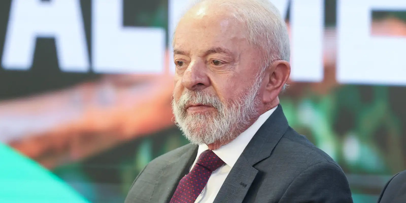 Lula troca de avião após falha no motor antes de voo no Pará Lula troca de avião após falha no motor antes de voo no Pará